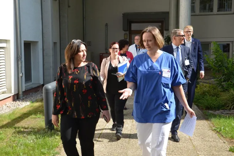 Berliner Gesundheitssenatorin vor Ort im Krankenhaus Bethel Berlin für die Hautstadtpflege Bild: Berliner Gesundheitssenatorin vor Ort im Krankenhaus Bethel Berlin für die Hautstadtpflege