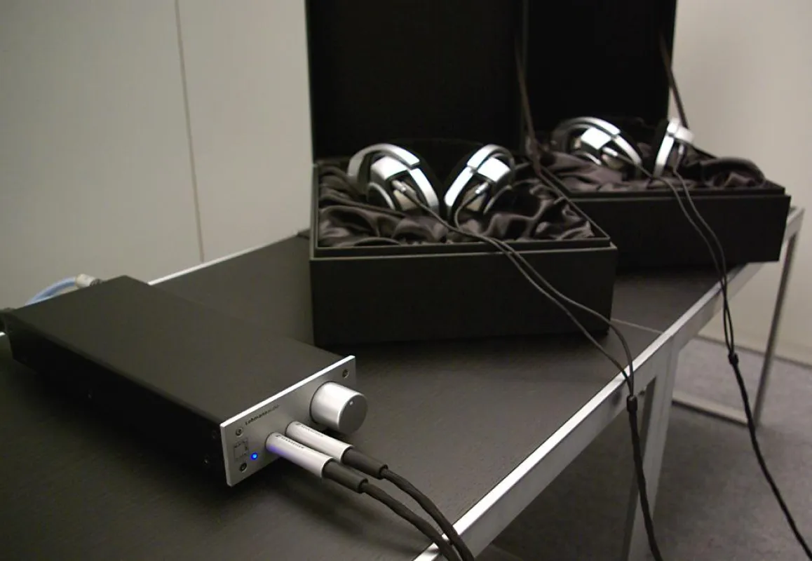 Der Lehmann audio Linear Kopfhörerverstärker im Setup mit zwei HD 800 auf dem Sennheiser Stand während der High End 2009 in München