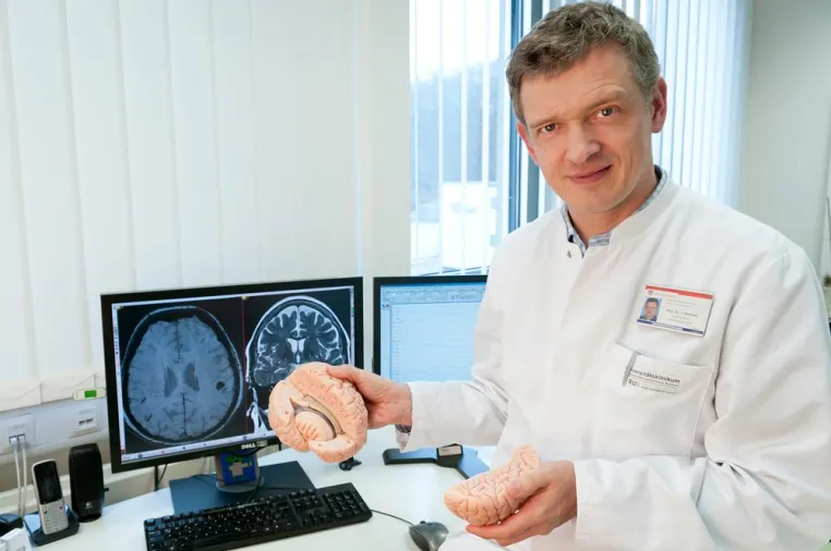 Anfallsfreiheit für Epilepsiepatienten durch neu entwickelte Schlüssellochchirurgie Bild: Anfallsfreiheit für Epilepsiepatienten durch neu entwickelte Schlüssellochchirurgie