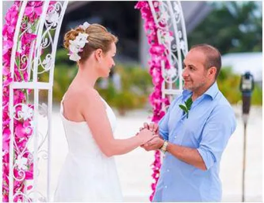 Bild: TV Show Star Erdogan Atalay und Katja Ohneck haben sich im Jumeirah Vittaveli Resort das Ja-Wort gegeben