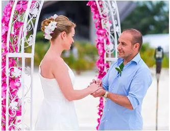 Bild: TV Show Star Erdogan Atalay und Katja Ohneck haben sich im Jumeirah Vittaveli Resort das Ja-Wort gegeben