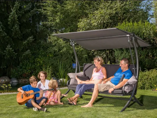 Bild: Frühling 2026: Angerer Freizeitmöbel setzt auf zeitlose Gartenmöbel für die ganze Familie