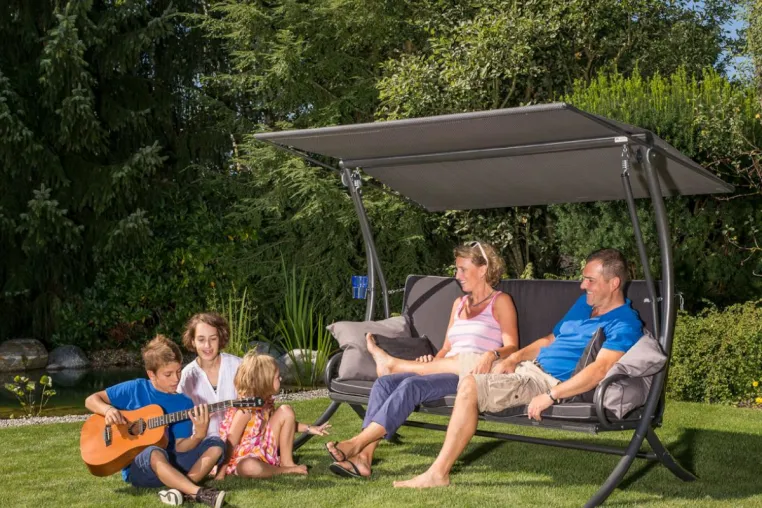 Bild: Frühling 2026: Angerer Freizeitmöbel setzt auf zeitlose Gartenmöbel für die ganze Familie