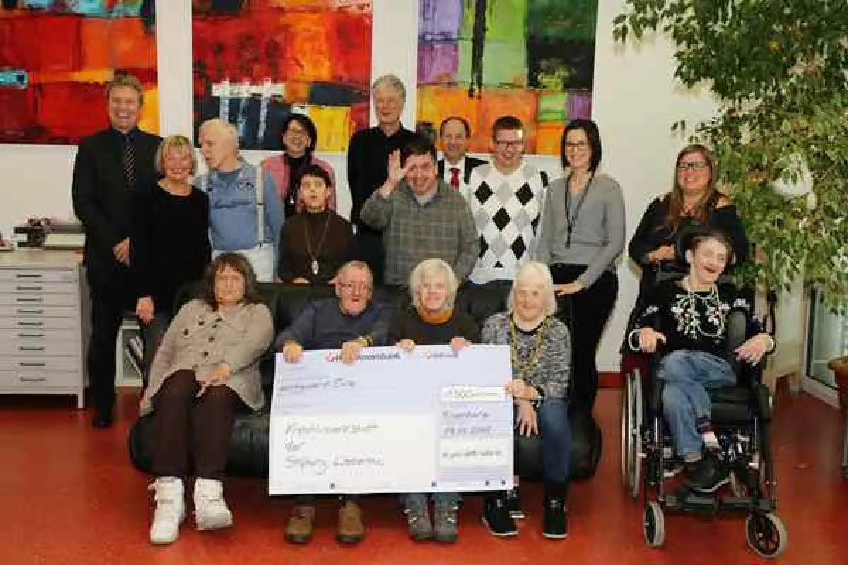 Die HypoVereinsbank der Ulm, Ravensburg und Lindau überreichte den symbolischen Spendenscheck