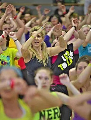 Bild: Zumbathon für den guten Zweck: Massenbewegung auf dem Parkett