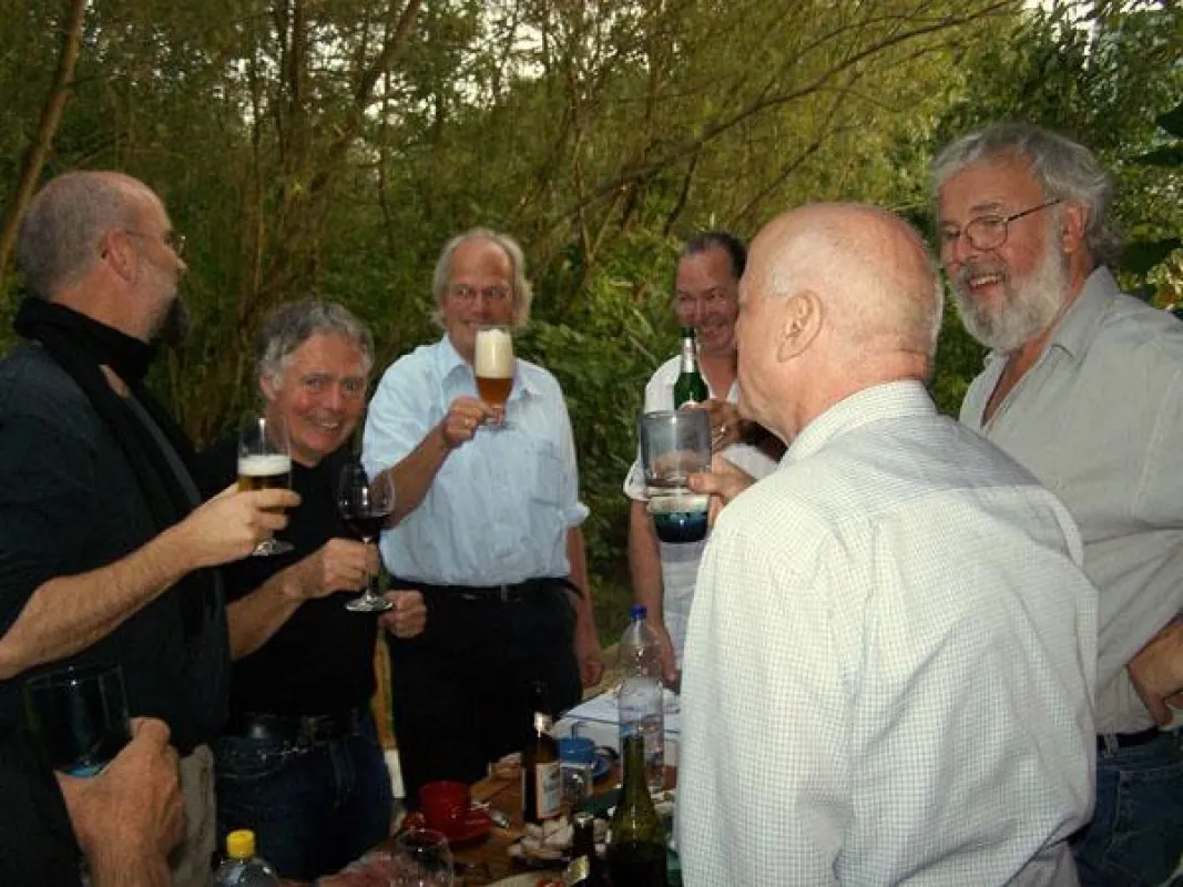 Grund zum Anstoßen - die Vereinsgründer in König Wusterhausen (von links) Rainer Ehrt, Kriki, Freimut Woessner, Andreas Nicolai, Rainer Hachfeld, Heinfried Henniger und nur als ausführende Hand Reiner