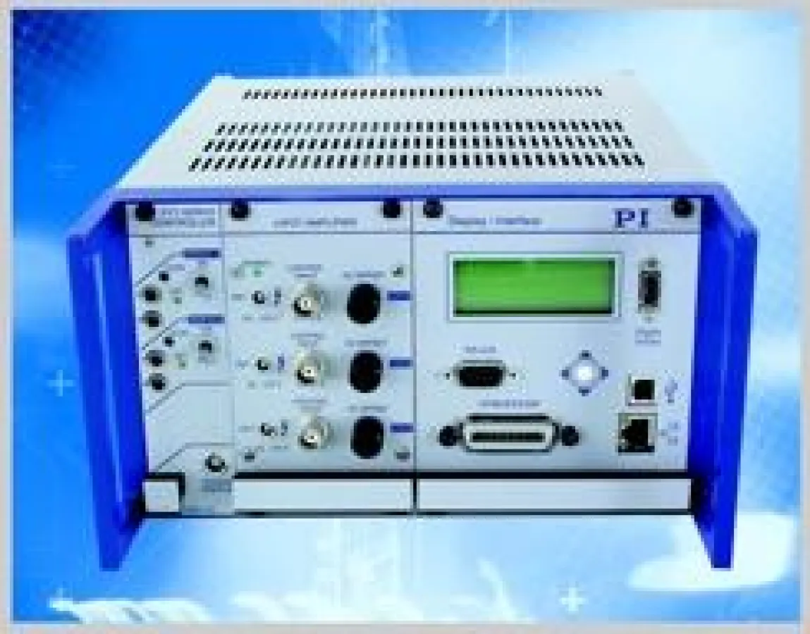 Dreikanaliger Piezocontroller aus der modularen E-500-Serie: Das Schnittstellenmodul E-517 (rechts) erlaubt die digitale Ansteuerung der analogen Regler und Verstärker.