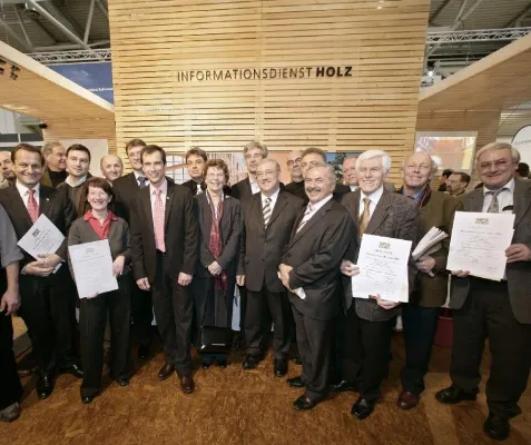 Bild: Holz im Fokus der Baubranche - Auf der BAU 2007 trifft der nachwachsende Rohstoff auf reges Interesse. Erfolgreicher Messestart des Holzabsatzfonds