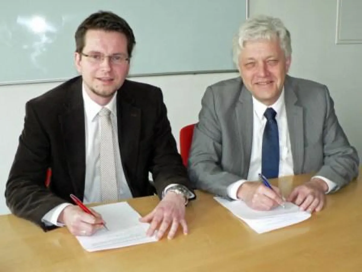 Dr. Knuth Baumgärtel (li) und Olaf Mollenhauer besiegeln die zukunftsweisende Partnervereinbarung.