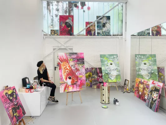 Nadine Krauss Weiler stellt ihre farbgeladene, charmant provokante Kunst im Café 11Line in Potsdam aus Bild: Nadine Krauss Weiler stellt ihre farbgeladene, charmant provokante Kunst im Café 11Line in Potsdam aus