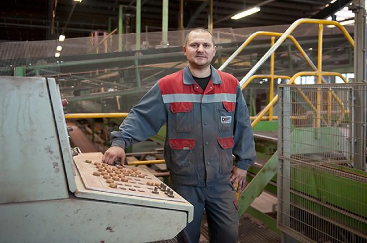 Junger Industriekeramiker bei der Arbeit