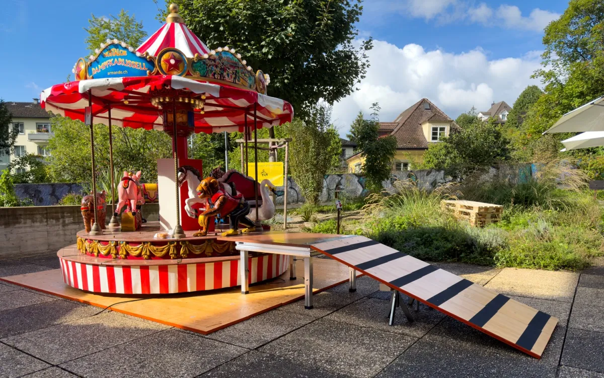 Barrierefreies Nostalgie-Karussell von Armandos Attraktionen – Fahrspass auch im Rollstuhl. (© © Armandos Attraktionen AG)