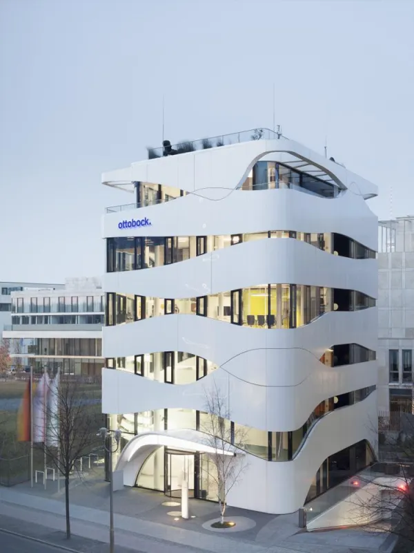 Mit seiner besonderen Architektur hat sich das Science Center Berlin in der Mitte Berlins etabliert.