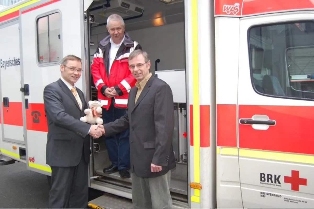 Freuen sich über die kuscheligen Trost-Spender: Stefan Kögler (links) und Michael Distelkamp vom Hofer BRK. Überreicht wurden die Plüschtiere von absatzplus-Chef Stefan Eul (rechts).