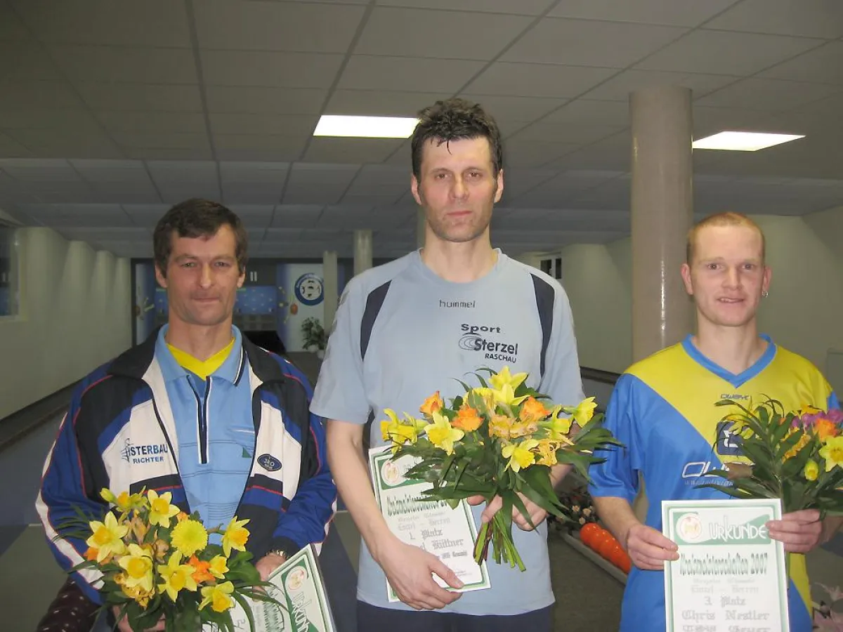 Michael Küttner (Mitte, Cranzahl) siegt knapp vor Ralf (links) und Chris Nestler (beide TSV Geyer)
