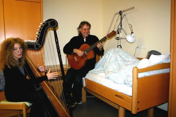 Mit Musiktherapie mehr Lebensqualität für Pflegebedürftige im Kölner St. Josefsheim Bild: Mit Musiktherapie mehr Lebensqualität für Pflegebedürftige im Kölner St. Josefsheim
