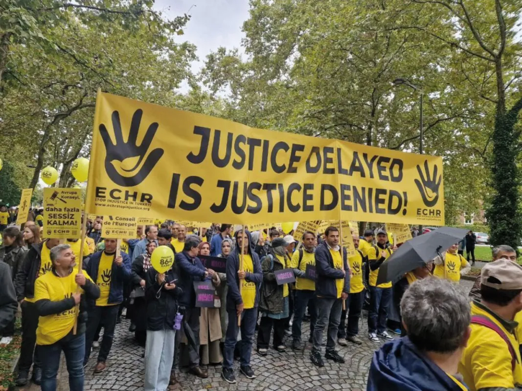 Teilnehmende des Straßburg Justice March 2024 fordern Umsetzung der EGMR-Urteile und Menschenrechte (© Turkish Minute (https://turkishminute.com))