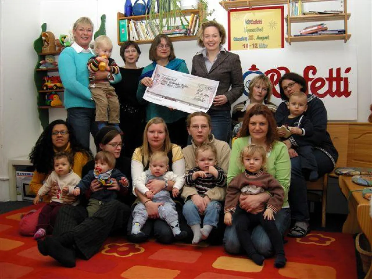 Neben den jungen Müttern freuten sich auch Jutta Vosgerau und Ellen Peitz vom Cafetti, sowie Pastorin Elisabeth Christa Markert, Leiterin des Fachbereichs Diakonie und Frauen im Haus der Kirche und Co