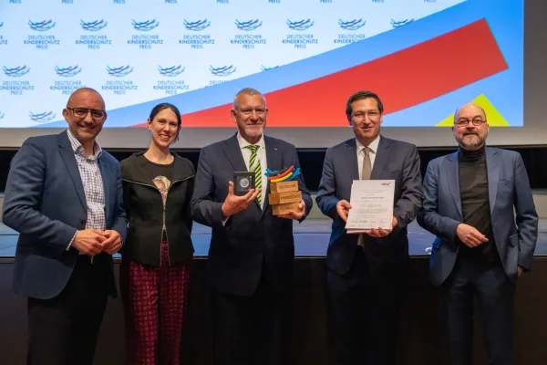 Bild: Prof. Dr. Jörg M. Fegert erhält Deutschen Kinderschutzpreis und Ehrenmedaille der DGKJP