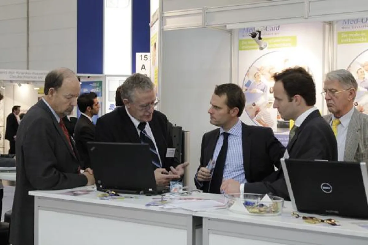 Der Parlamentarische Staatssekretär Daniel Bahr am Med-O-Card-Stand auf der MEDICA