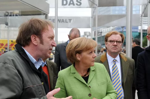 Bild: Bundeskanzlerin Merkel besuchte Open-Air-Ausstellung "Friedliche Revolution 1989/90"