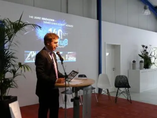 Bild: Neues Forum für Bauen und Innovation eröffnet / Bauunternehmung Verfuß weiht neues Tagungszentrum in Hemer ein