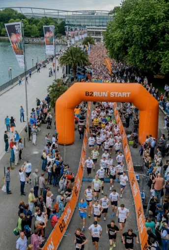 8.000 Teilnehmer erlebten beim ausverkauften B2RUN Hannover einen stimmungsvollen Zieleinlauf in die HDI Arena Bild: 8.000 Teilnehmer erlebten beim ausverkauften B2RUN Hannover einen stimmungsvollen Zieleinlauf in die HDI Arena