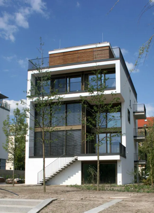 Dieses freistehende Stadthaus benötigt wenig Grundstücksfläche. F: Lebensraum Ziegel/Unipor