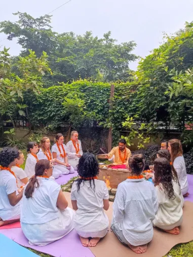 Bild: Wie ein Yoga Teacher Training im Winter neue Kraft schenkt