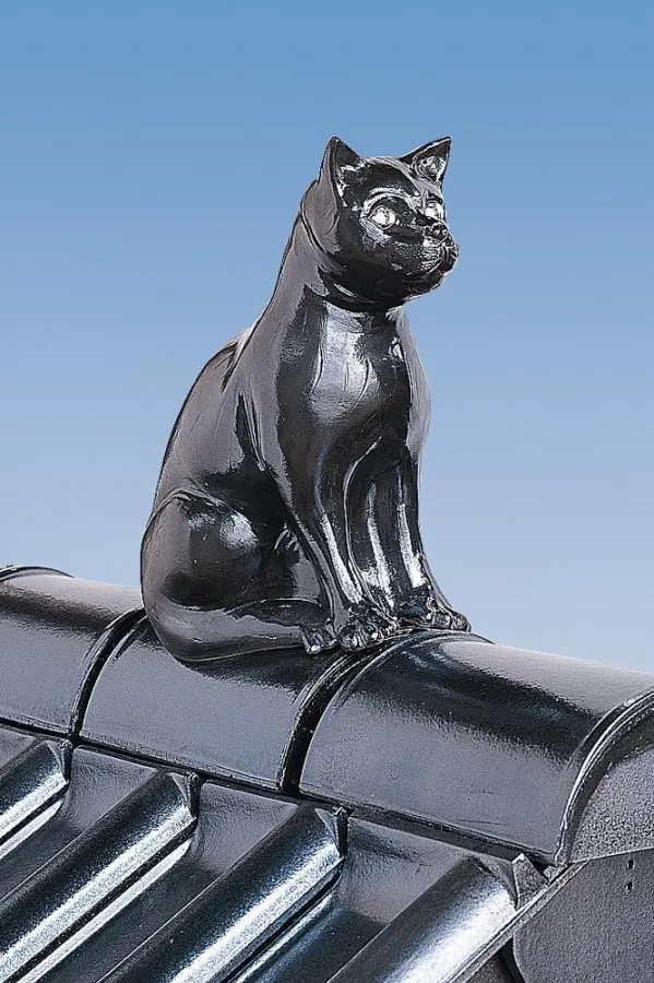 Tondachziegel wie der „Alegra 10“ von Koramic wirken durch ihre großen Flächen besonders modern. Eine tönerne Figur auf dem First krönt das Dach. Bild: tdx/Koramic Dachprodukte