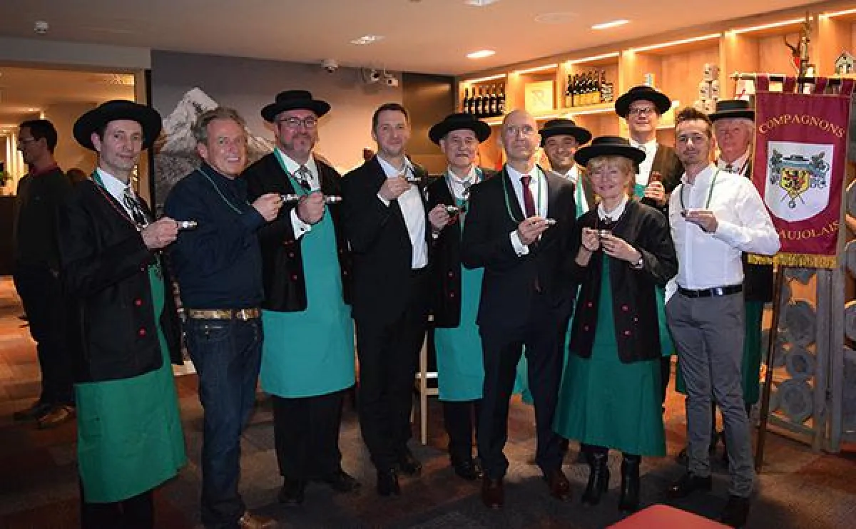 Die Compagnons du Beaujolais mit Volkmar Pfaff (2.v.li.) und Benedikt Heydweiller (4.v.li.).