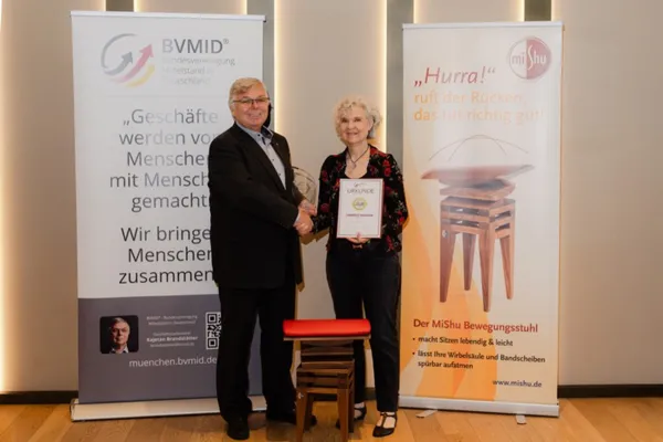 Bild: Gabriele Wander erhält Auszeichnung für MiShu: Ein innovativer Ansatz gegen Rückenschmerzen