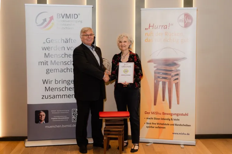 Bild: Gabriele Wander erhält Auszeichnung für MiShu: Ein innovativer Ansatz gegen Rückenschmerzen