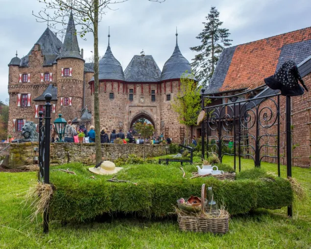 Bild: Hexenmarkt auf Burg Satzvey am 1. Mai 2022