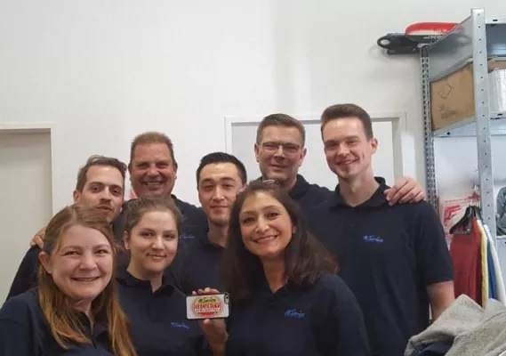 Die All Service Sicherheitsdienste GmbH engagiert sich in einem Frankfurter DRK-Kleiderladen Bild: Die All Service Sicherheitsdienste GmbH engagiert sich in einem Frankfurter DRK-Kleiderladen