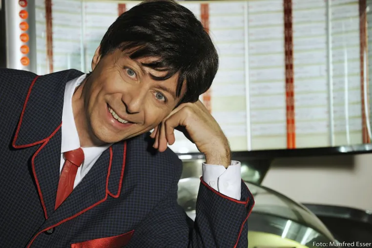 ZDF-Serie "Ku'damm 63": Deutscher Schlager-Sänger Teddy Herz hat ein Faible für die Wirtschaftswunderzeit Bild: ZDF-Serie "Ku'damm 63": Deutscher Schlager-Sänger Teddy Herz hat ein Faible für die Wirtschaftswunderzeit