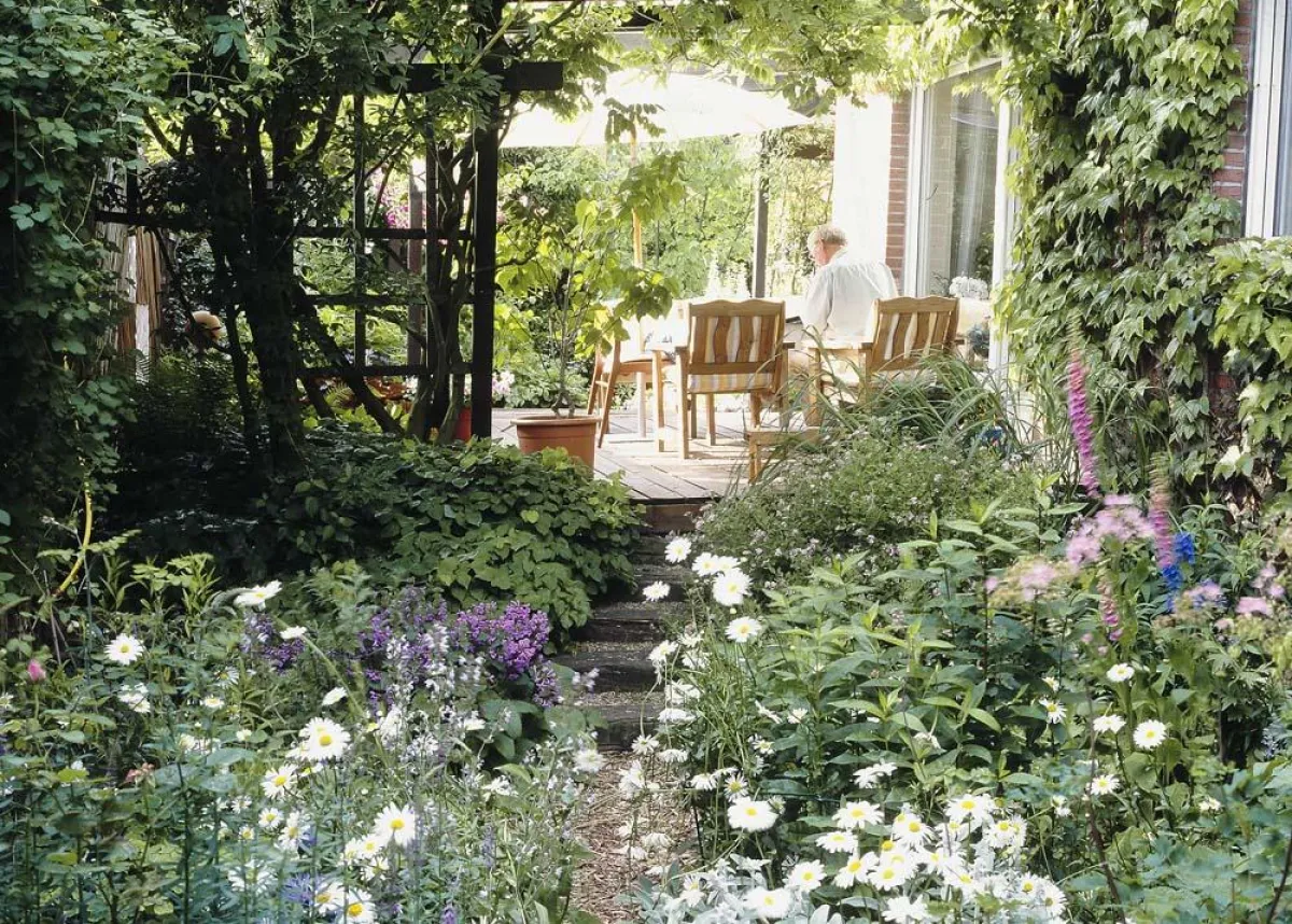 Mit dem richtigen Dünger im Frühling wird der Garten zur blühenden Augenweide. Foto: BGL/PdM