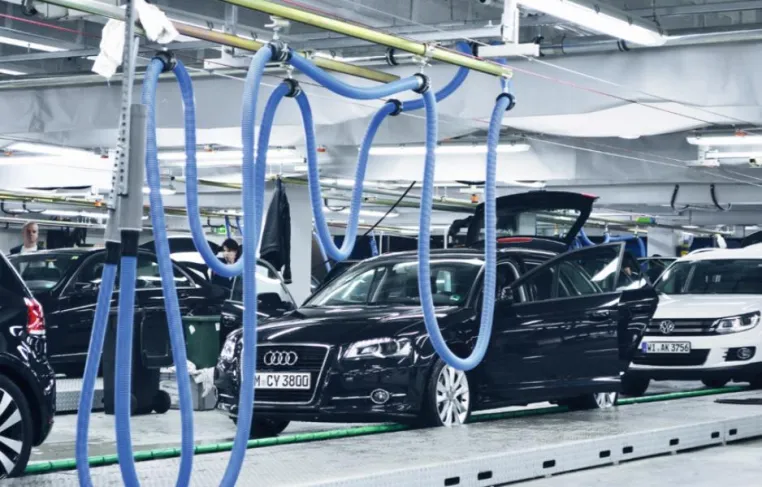Bild: Die ARWE Group macht‘s möglich: 300 Fahrzeuge in der Stunde betanken, waschen und reinigen