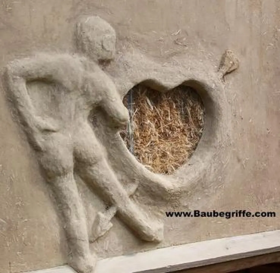 Strohballenwand mit Lehm verputzt und kleinem Sichtfenster