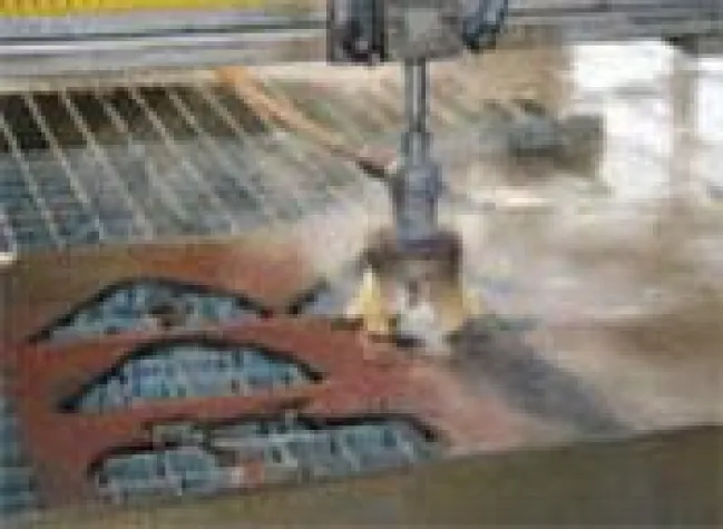 Bild: WSZ schneidet mit Wasser sauber ab