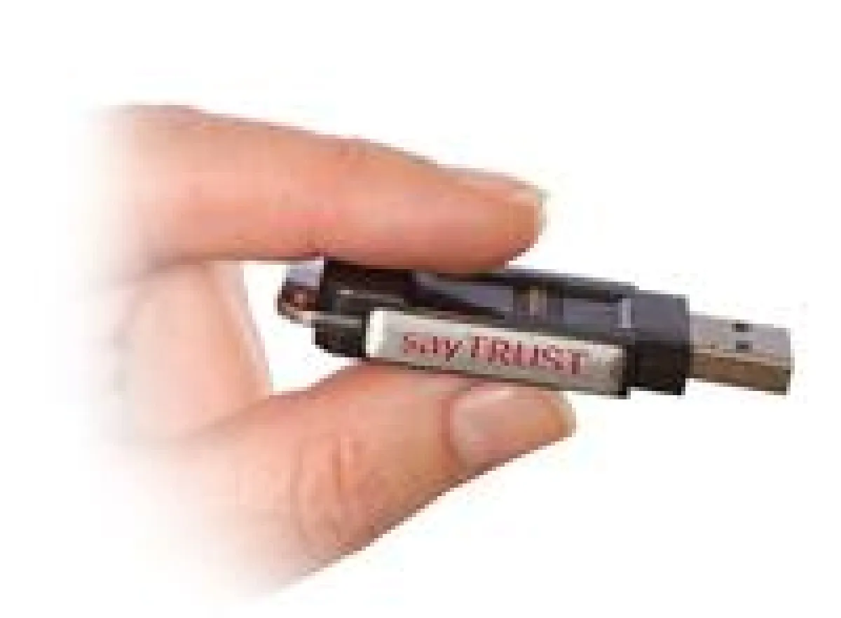 Mitarbeiter im Home-Office oder Außendienst benötigen lediglich den sayTRUST Access Client in Form eines handlichen USB-Sticks, um auf ihre Daten zugreifen zu können