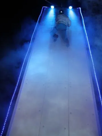 Bild: die mobile Eiskletterwand