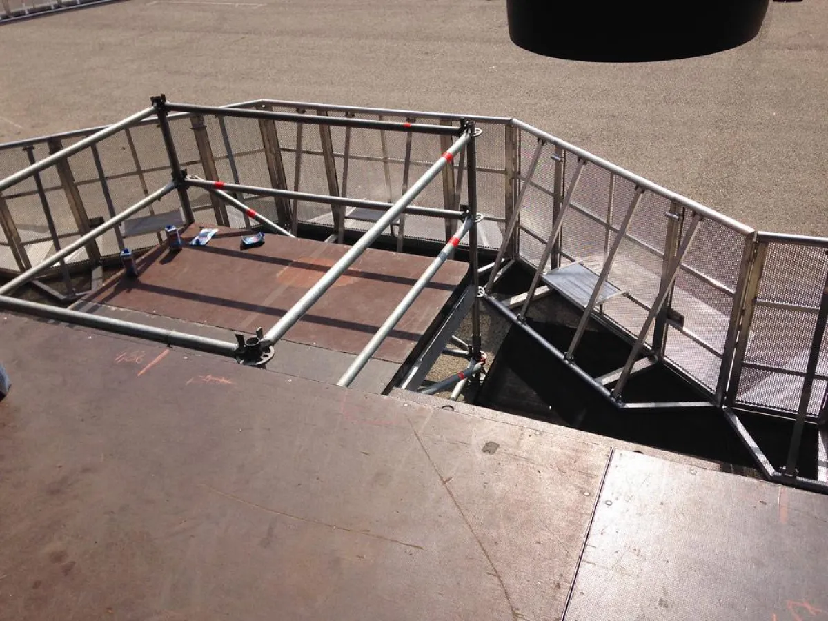 GIGS Barrikaden schützen Bühnenverlauf beim Sommernachtstraum