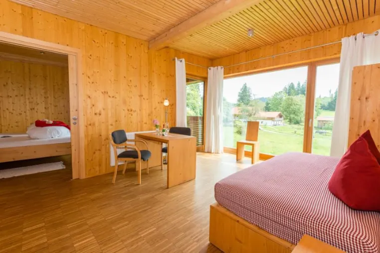 Bild: Urlaub im Chalet: Wiesnschlafhäusl der GutsAlm Harlachberg bewähren sich als zukunftsweisende Bauweise