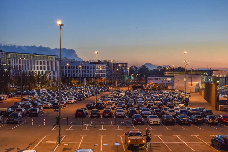 Mit dem Auto zum Flughafen: Wo lasse ich meinen PKW? Bild: Mit dem Auto zum Flughafen: Wo lasse ich meinen PKW?