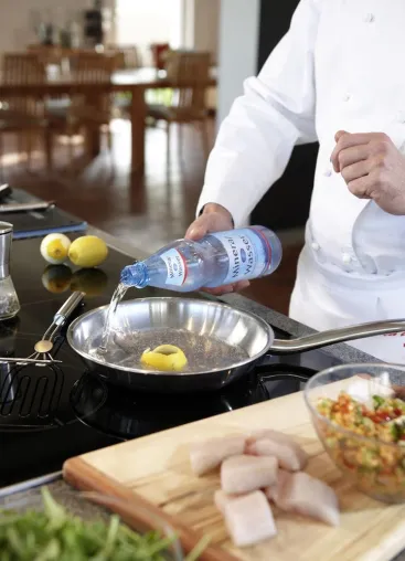 Leichte Küche mit Mineralwasser: Fünf Tipps zu fettfreiem Braten & Co. Bild: Leichte Küche mit Mineralwasser: Fünf Tipps zu fettfreiem Braten & Co.