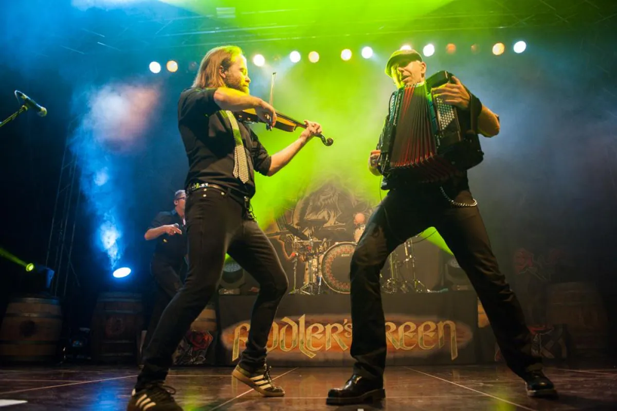 Kommen direkt vom Wacken Open Air zur Burg Greifenstein: Fiddler´s Green. Foto: Fleischer