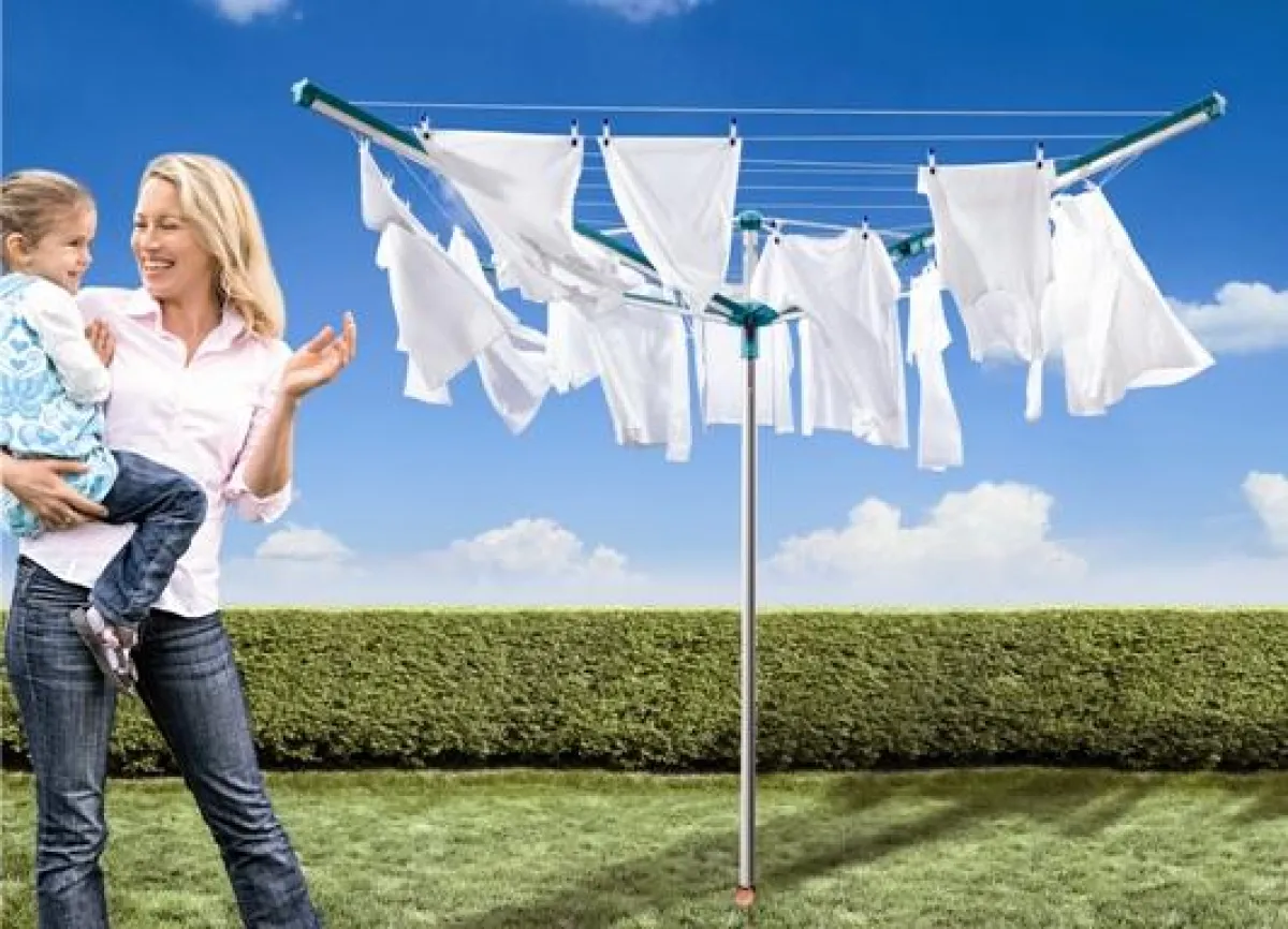 Die Leifheit Linomatic Deluxe erleichtert das Wäschetrocknen im Freien.