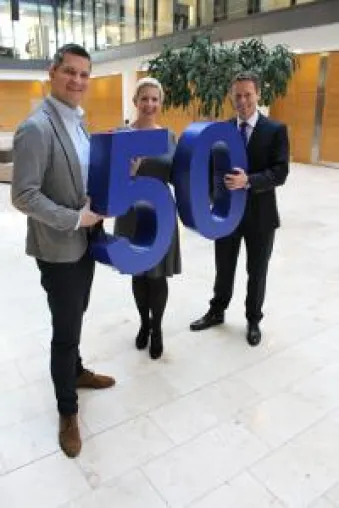 ECE übergibt Jubiläums-50 im Beisein von ELB COMMUNICATION an Franke & Pahl Bild: ECE übergibt Jubiläums-50 im Beisein von ELB COMMUNICATION an Franke & Pahl