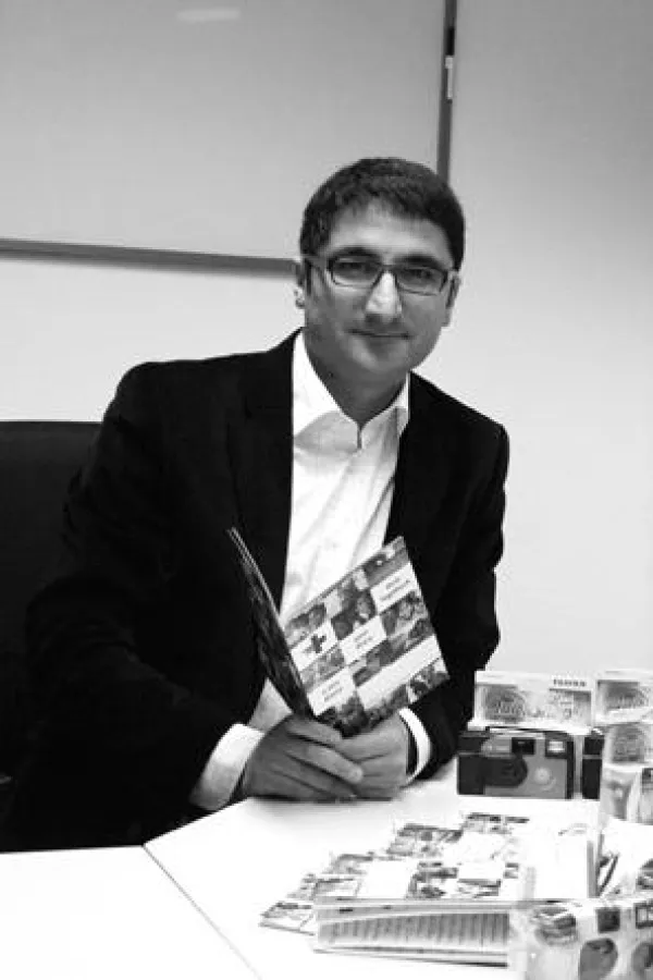 Das Foto zeigt den Geschäftsführer der phutureconsult SMC GmbH, Herrn Gürkan Ünlü, mit Tagebüchern und Einwegkameras, die von den Kindern bereits zurückgeschickt wurden und die jetzt in die Web-Commun